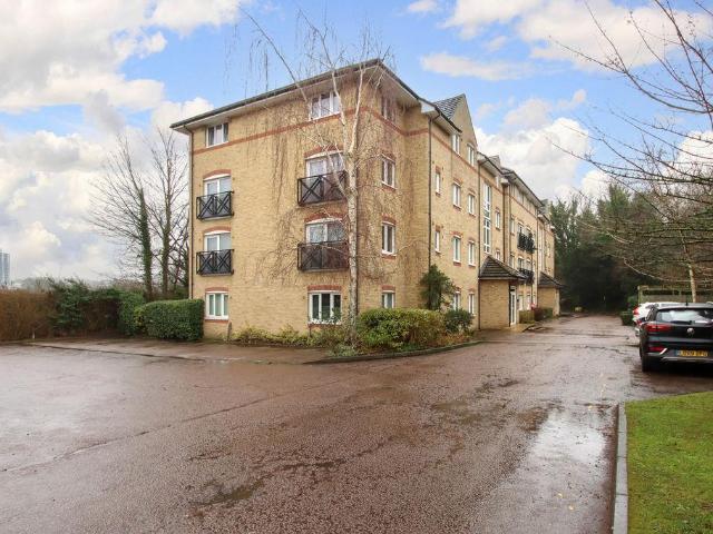 Flat for sale in Two Waters, Pouchen End