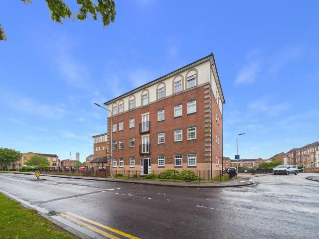 Flat for sale in Drypool, Hull