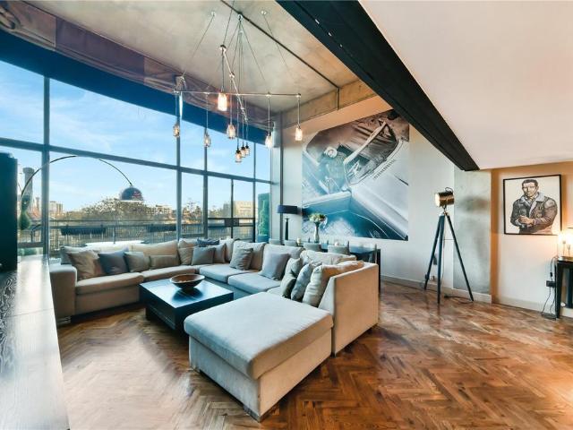 Flat for sale in Hoxton, Greater London
