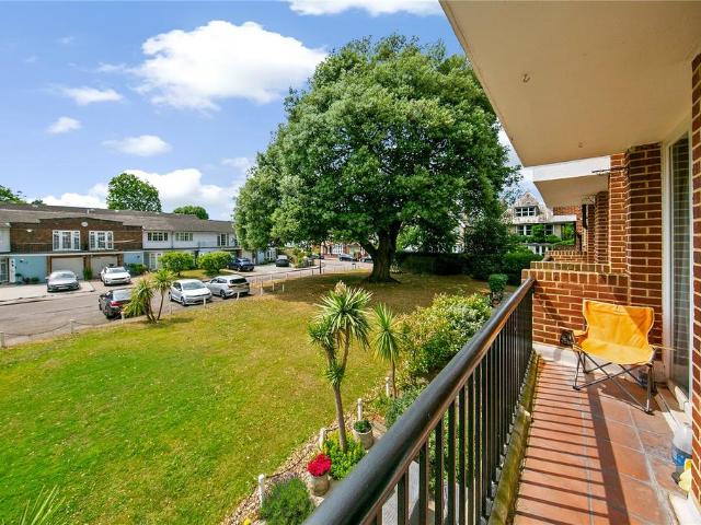 Flat for sale in Ham, Greater London