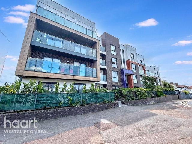 Flat for sale in Alton Barnes, Essex