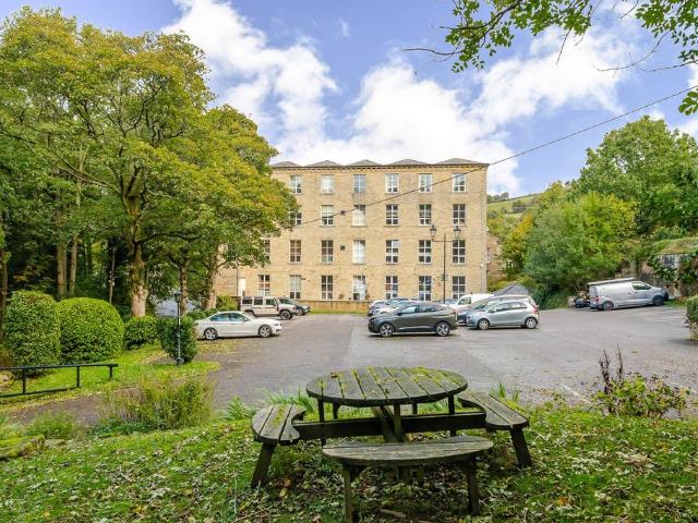Flat for sale in Ripponden, West Yorkshire