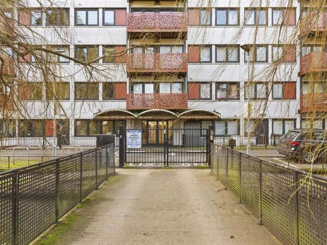 Flat for sale in Loudwater, Buckinghamshire