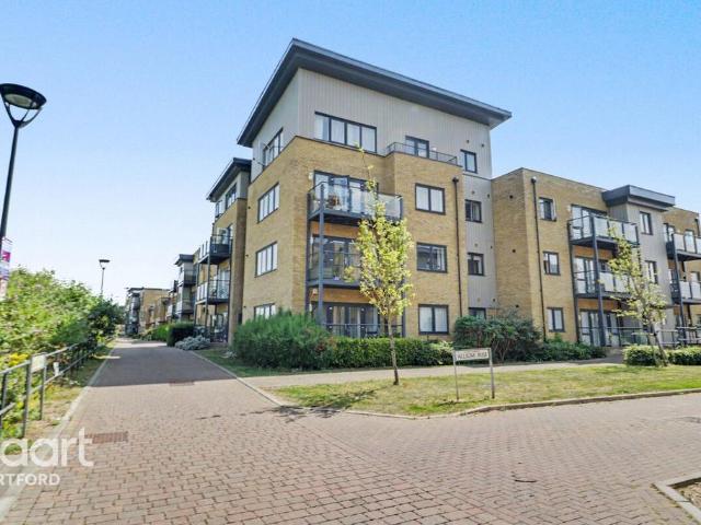 Flat for sale in Monks Orchard, Kent