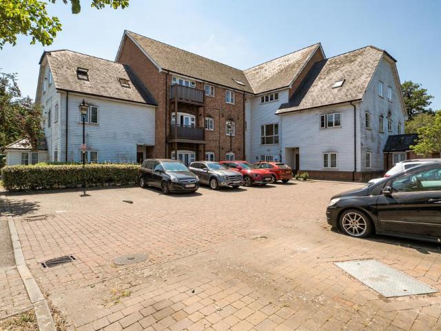 Flat for sale in Bromley Common, Greater London