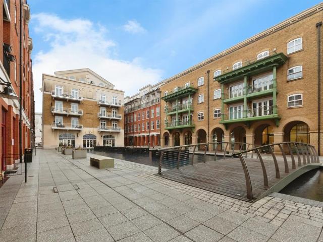 Flat for sale in Dickens Heath, West Midlands