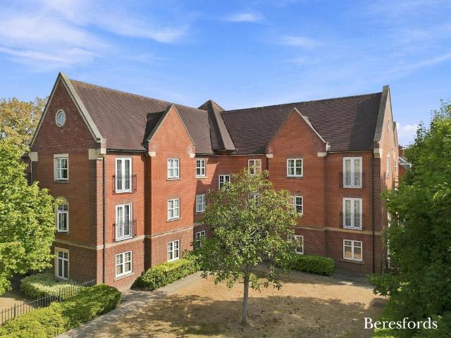 Flat for sale in Gidea Park, Greater London