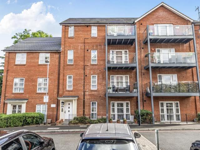 Flat for sale in London Borough of Merton, Mitcham