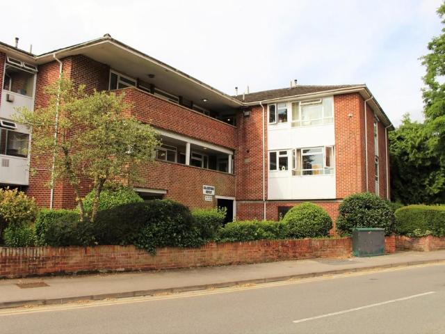 Flat for sale in Emmbrook, Wokingham