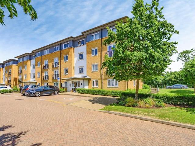 Flat for sale in Batchworth, Hertfordshire