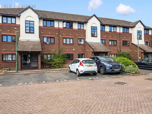 Flat for sale in Hackbridge, Greater London