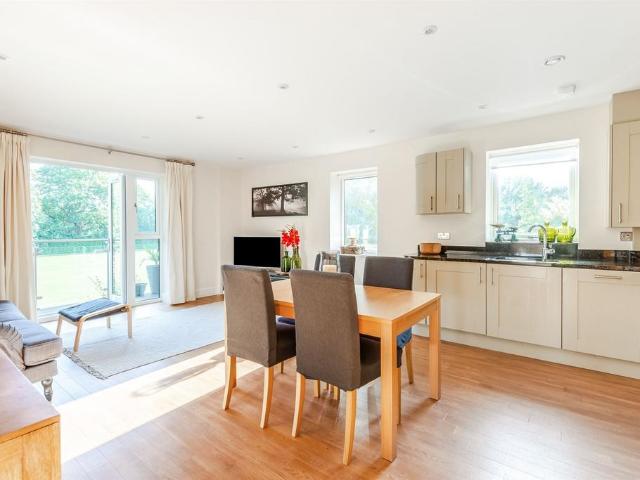 Flat for sale in Red Hill, Surrey