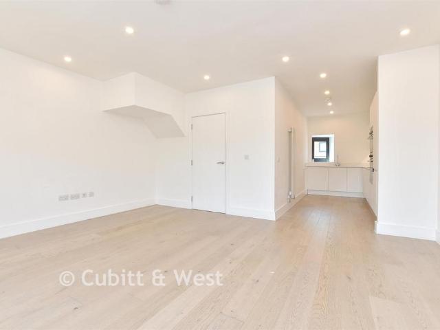 Flat for sale in Hillview, Surrey