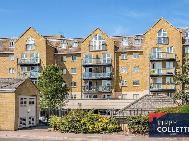 Flat for sale in Broxbourne, Hertfordshire