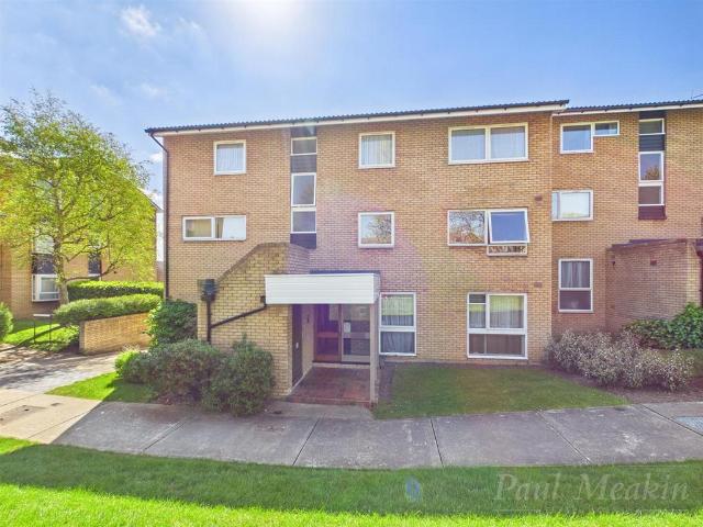 Flat for sale in London Borough of Croydon, Forestdale