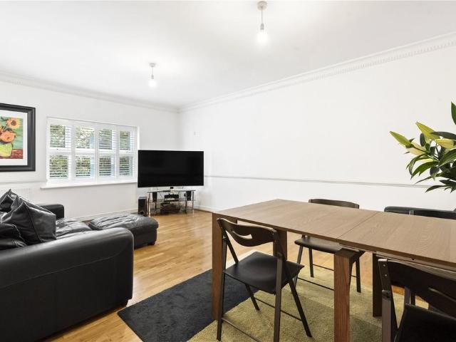 Flat for sale in Furzedown, Greater London