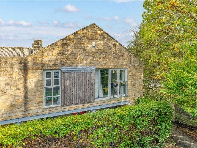 Flat for sale in Cross Green, Leeds