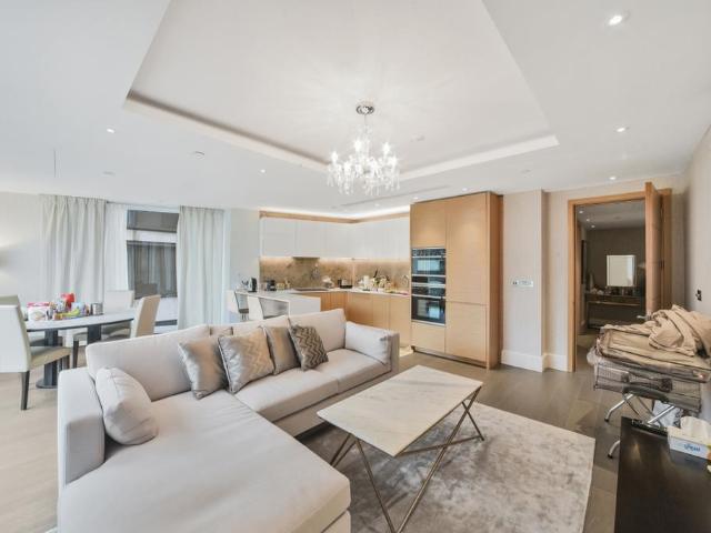 Flat for sale in Kensington, Greater London