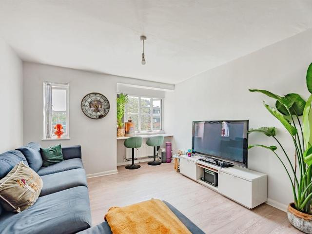 Flat for sale in Red Hill, Surrey