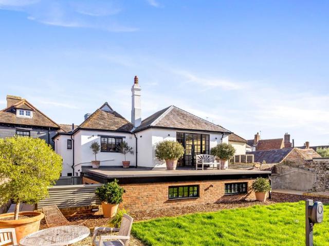 Flat for sale in Horsham, West Sussex