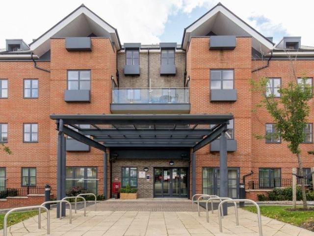 Flat for sale in London Borough of Merton, Raynes Park