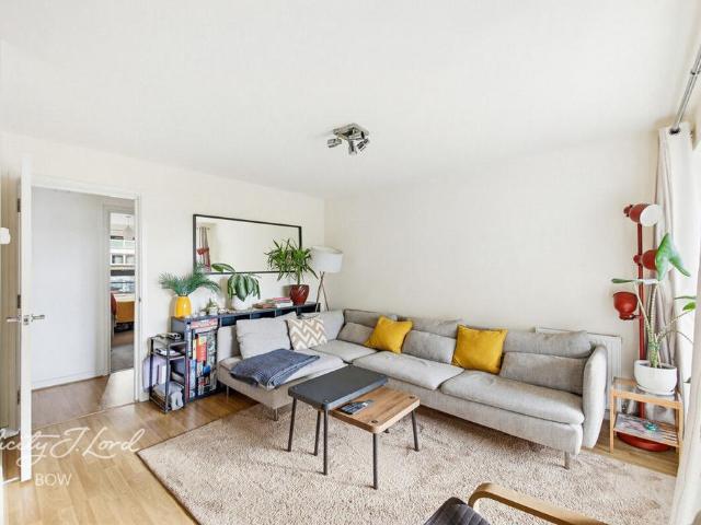 Flat for sale in Mile End, Greater London
