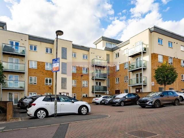Flat for sale in Elstree and Borehamwood, Borehamwood