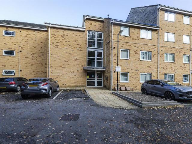 Flat for sale in Lindley, West Yorkshire