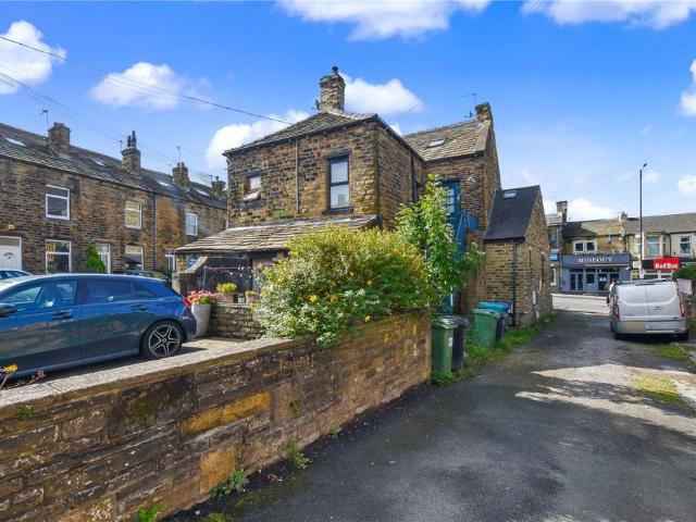Flat for sale in Pudsey, West Yorkshire