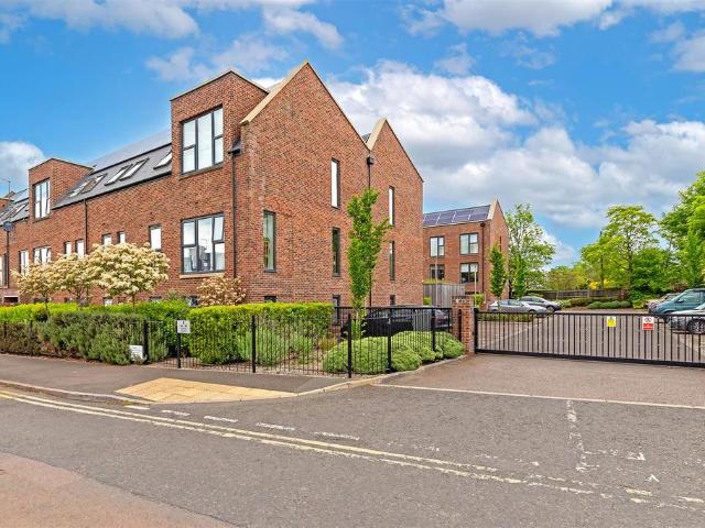 Flat for sale in St Albans, Five Acres