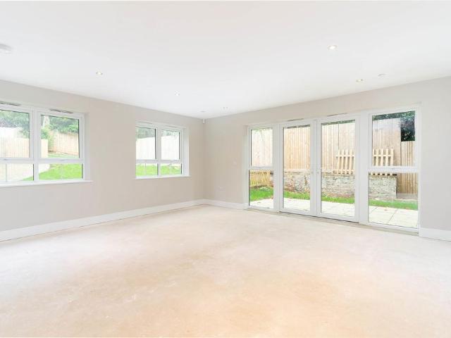 Flat for sale in London Borough of Croydon, Greater London