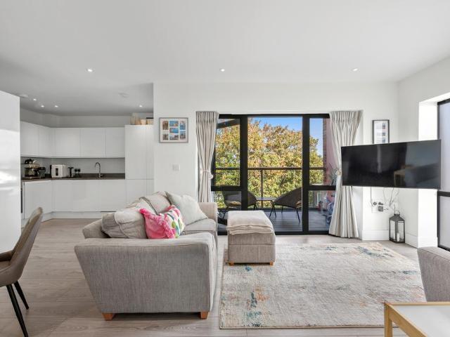 Flat for sale in Oakhill, Greater London