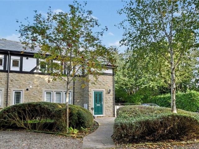 Flat for sale in Oakwood, West Yorkshire