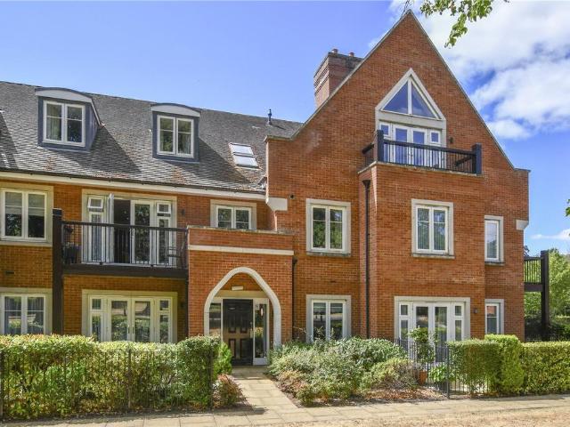 Flat for sale in Emmbrook, Wokingham