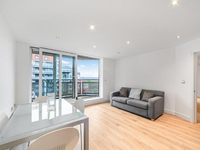 Flat for sale in Waterside Park, Silvertown