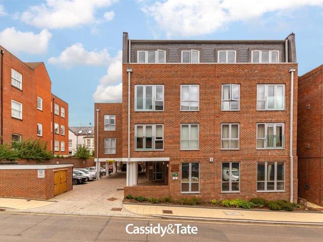 Flat for sale in St Albans, Five Acres