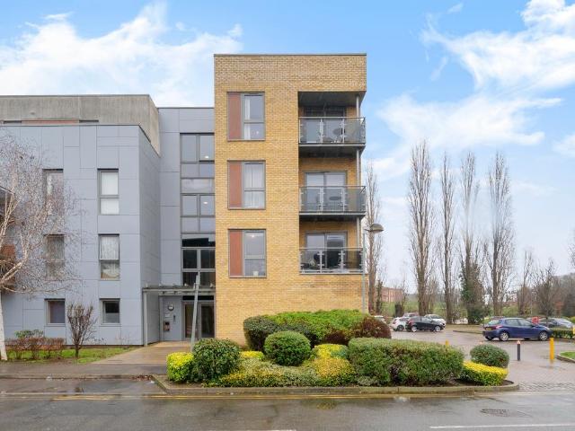 Flat for sale in Summerstown, Greater London