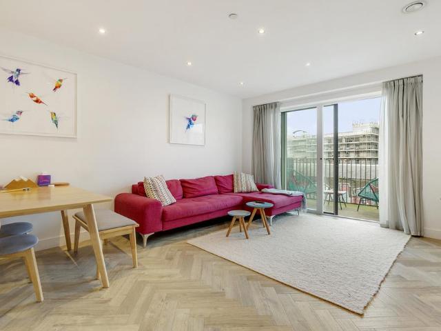 Flat for sale in Bow, Greater London