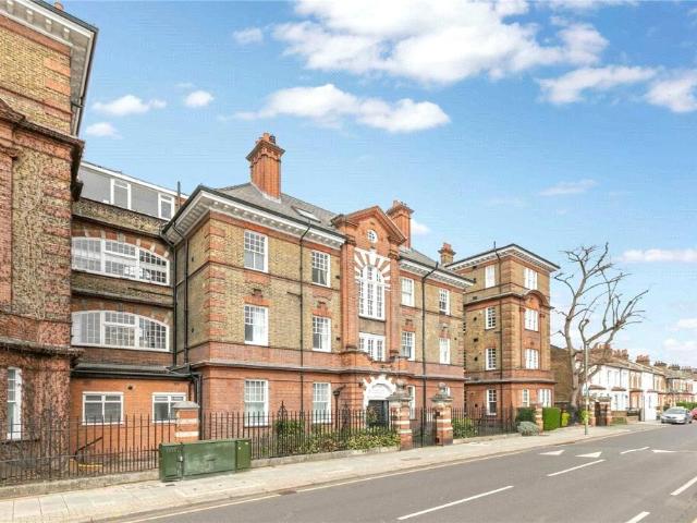 Flat for sale in Earlsfield, Greater London