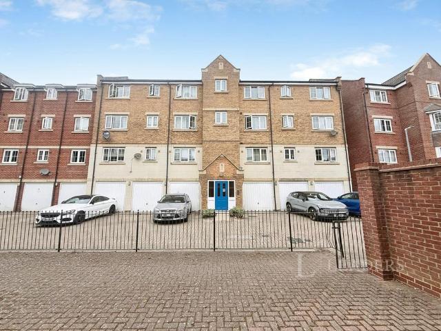 Flat for sale in Dunstable, Bedfordshire