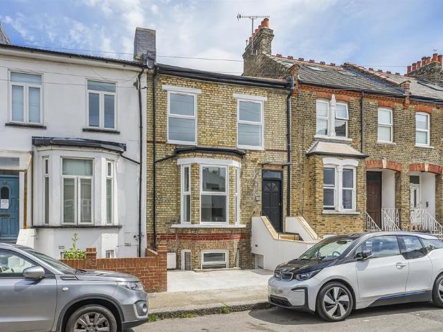 Flat for sale in West Finchley, Greater London