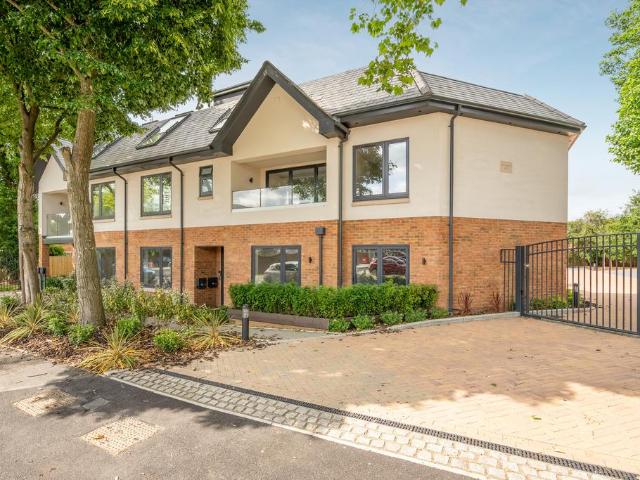 Flat for sale in Chepping Wycombe, Flackwell Heath