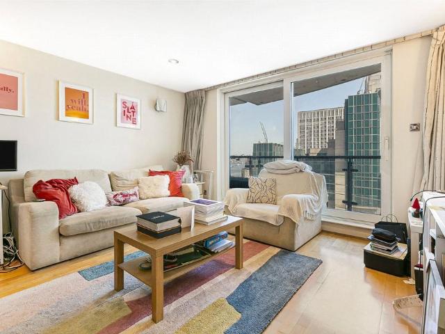 Flat for sale in Vauxhall, Greater London