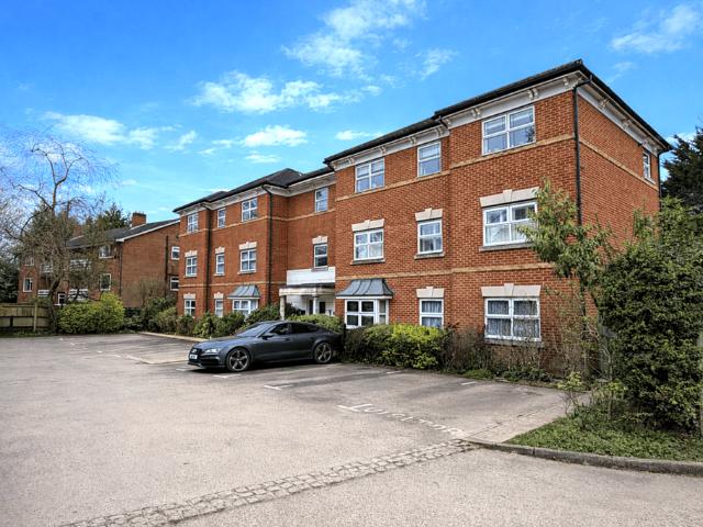 Flat for sale in Heol-las, Surrey