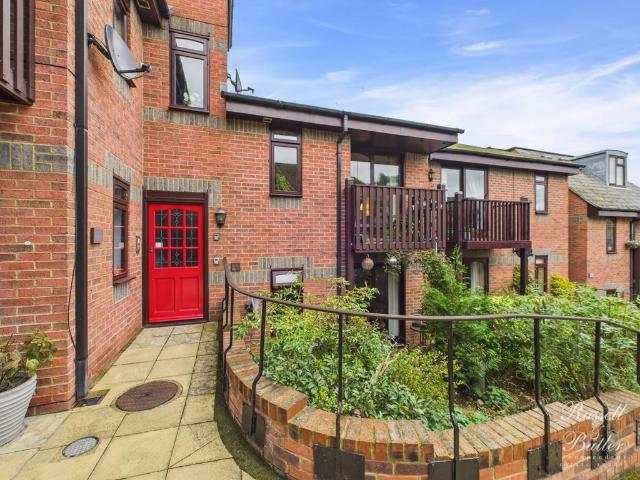 Flat for sale in Buckingham, Buckinghamshire