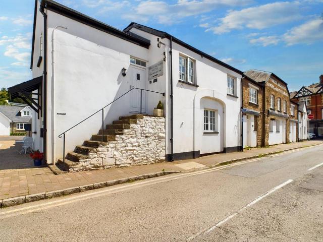 Flat for sale in Llanbadoc, Wales