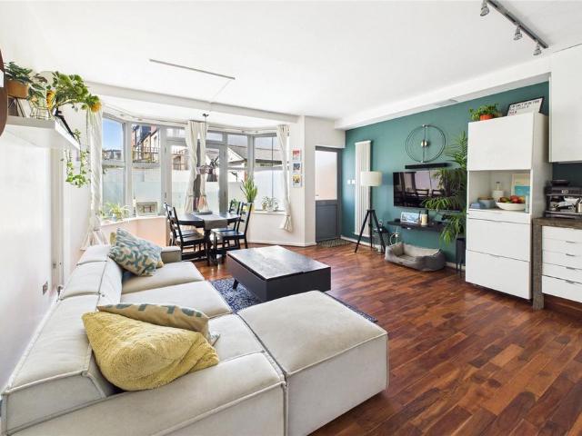 Flat for sale in Streatham Hill, Greater London