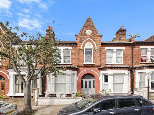 Flat for sale in Furzedown, Greater London