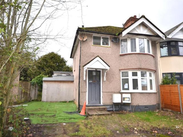Flat for sale in Harrow Weald, Greater London