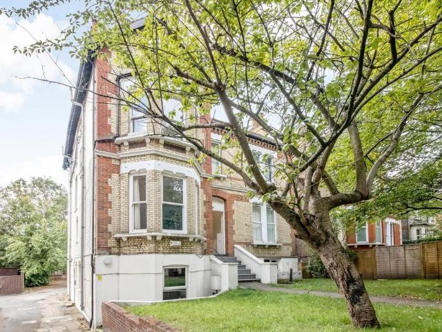 Flat for sale in Tulse Hill, Greater London